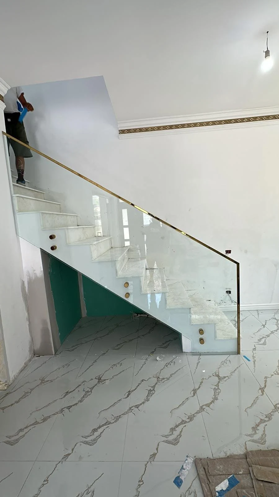 Balustradă transparentă cu elemente metalice aurii