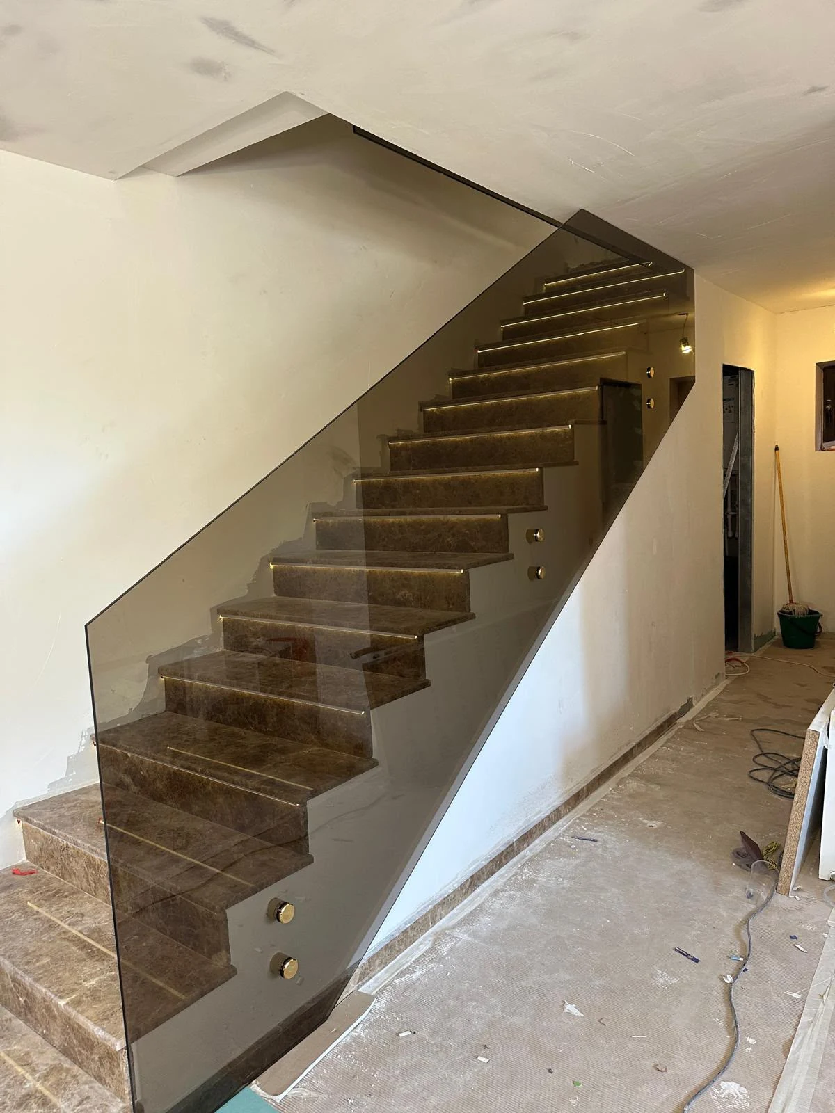 Balustradă din sticlă fumurie montată pe scară interioară