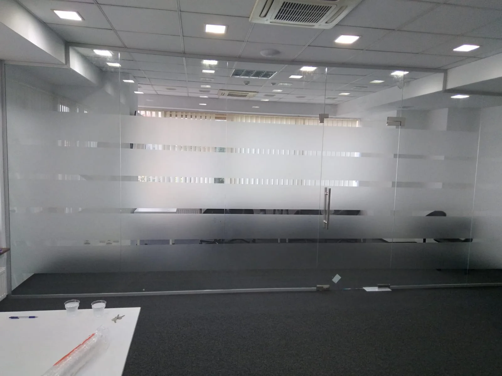 Compartimentare interioară luminoasă din sticlă