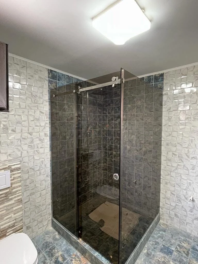 Cabină de duș din sticlă fumurie cu ușă culisantă