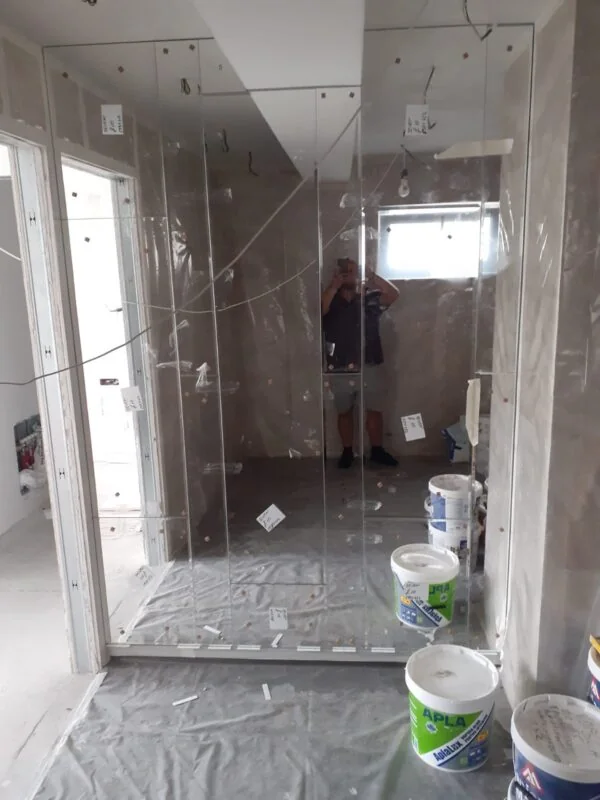 Oglindă la comandă montată într-un interior