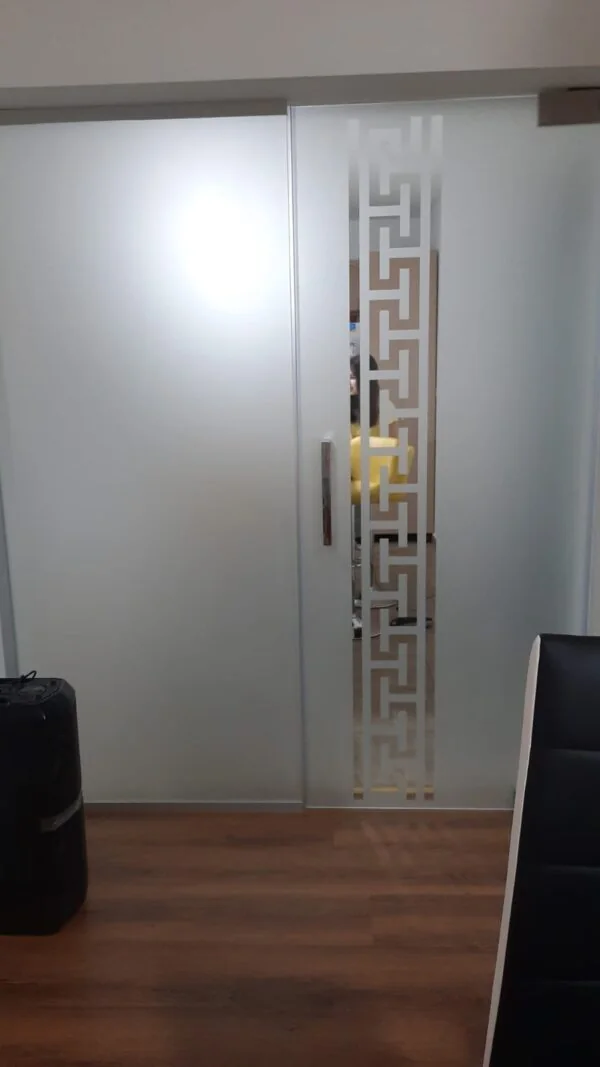 Ușă transparentă din sticlă montată la comandă