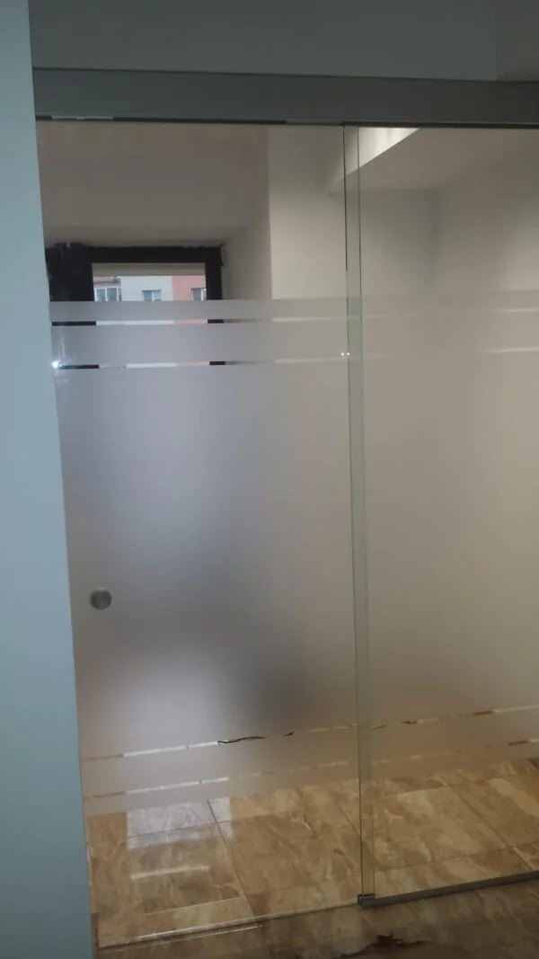 Ușă culisantă din sticlă securizată
